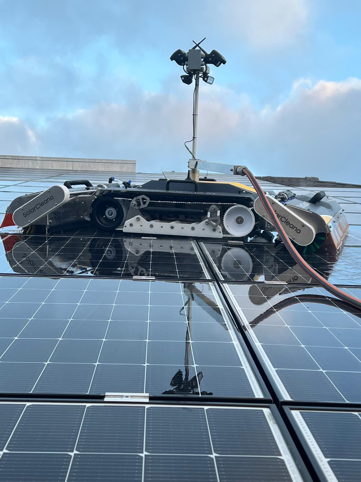 Reinigungsroboter auf Photovoltaikanlage